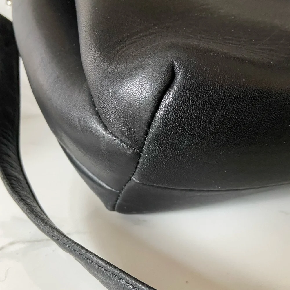 Tumi Black Leather Crossbody Messenger Bag Lock and Keys included. - Picture 5 of 12